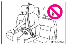 not use the third center seat belt with