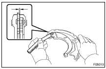 MEASURE CLEARANCE BETWEEN PARKING BRAKE SHOE AND LEVER