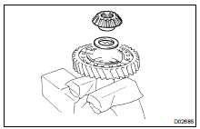 REMOVE PINION SHAFT, 2 PINION GEARS AND 2 THRUST WASHERS