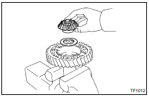 3. INSTALL PINION SHAFT, 2 PINION GEARS AND 2 THRUST WASHERS