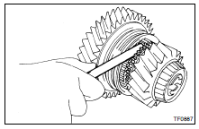 INSPECT IDLER LOW GEAR RADIAL AND THRUST CLEARANCE