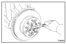 (d) Pull out the drive shaft to the outside of the vehicle and