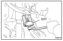 (d) Using SST, disconnect the steering knuckle from the upper