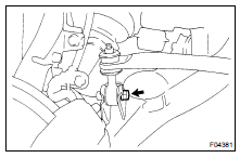 Remove the bolt and disconnect the stabilizer bar link from the