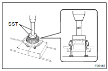 REMOVE SIDE BEARING FROM DIFFERENTIAL COVER