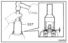 (b) Using SST and a hammer, install the oil seal, as shown.