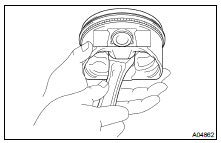 CHECK FIT BETWEEN PISTON AND PISTON PIN