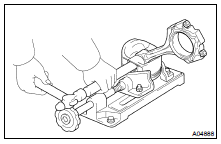 DISCONNECT CONNECTING ROD FROM PISTON