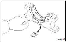 PLACE MAIN BEARING CAPS AND LOWER THRUST WASHERS ON CYLINDER BLOCK