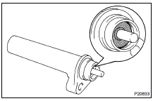 (a) Visually check the seal portion of the tensioner for oil leakage.
