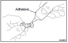 (a) Apply adhesive to 2 or 3 threads of the mounting bolt end.