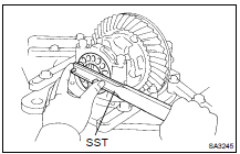 (e) While turning the ring gear, use the SST to fully tighten the